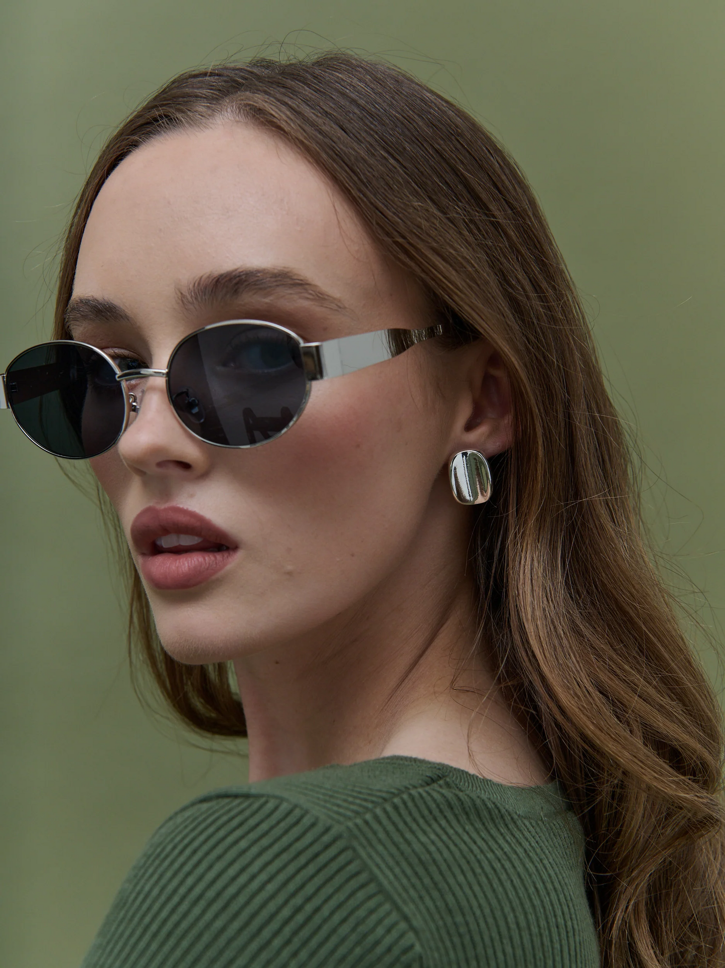 Lustre + Sage Oval Sunglasses Black
