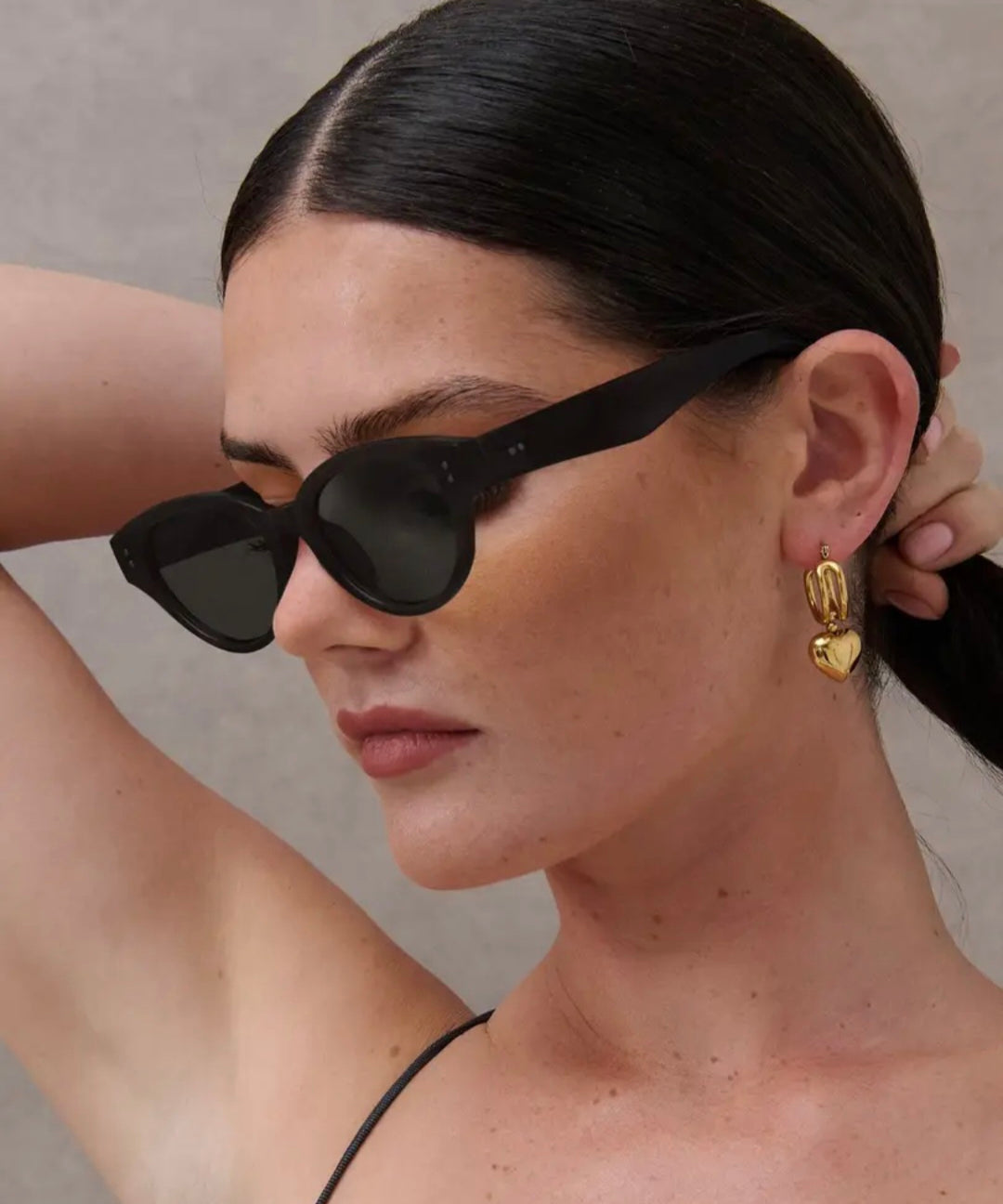 Megan Oval Frame Sunglasses in Black