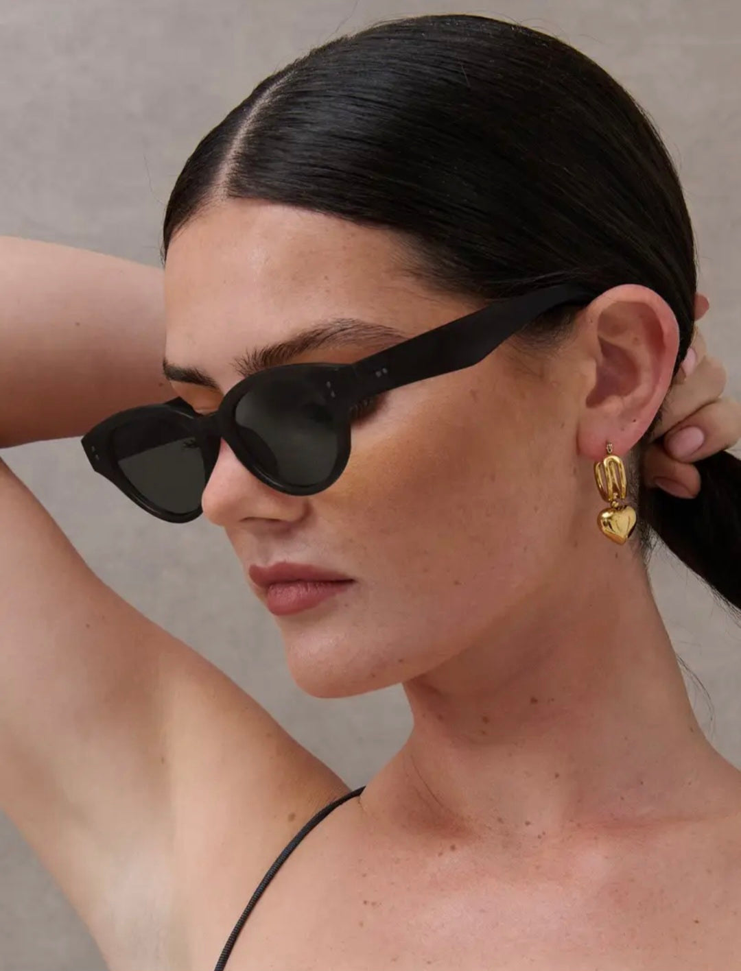 Megan Oval Frame Sunglasses in Black